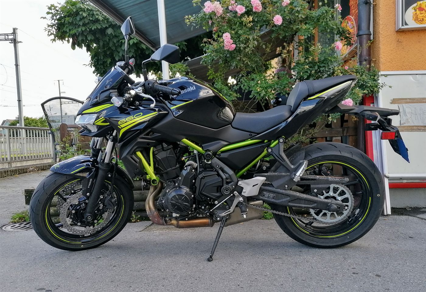 Kawasaki Z650 Motorrad aus der Seitenperspektive