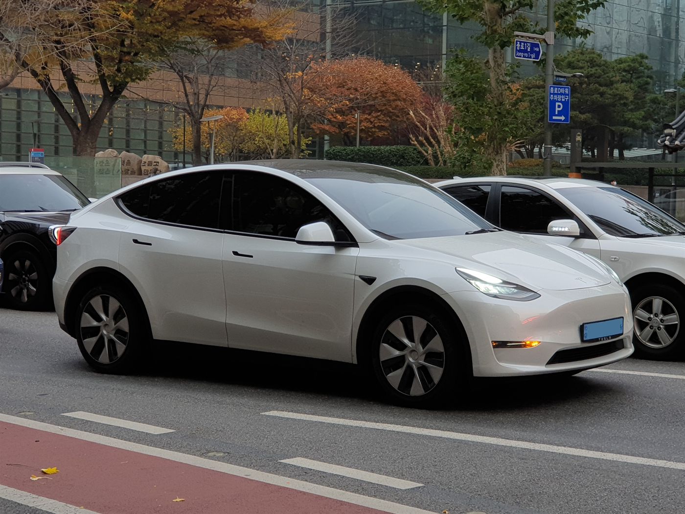 Tesla Model Y in weiß, zentriert im Bild