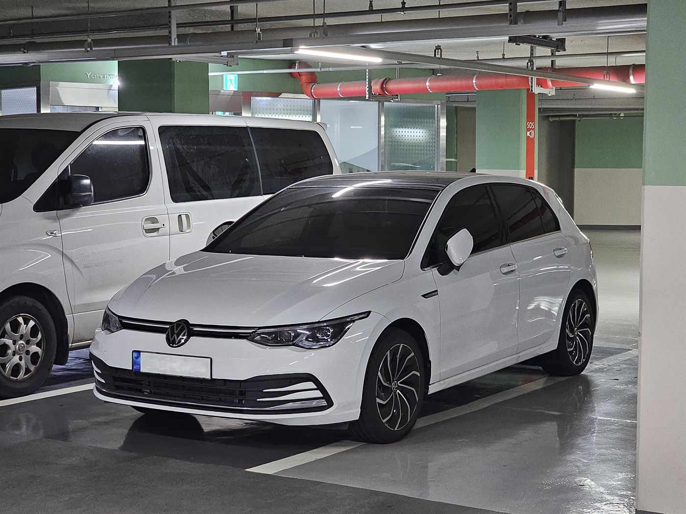 Volkswagen Golf 8 in weiß, zentriert im Bild